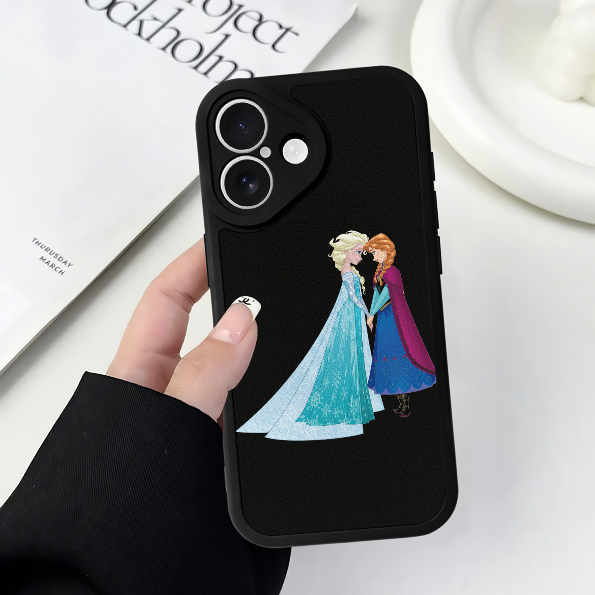 （画像用） アナと雪の女王 アンナ エルサ Frozen Anna Elsa 【iPhone 16シリーズ対応】シリコンスマホケース（レザー調） 材質：シリコン